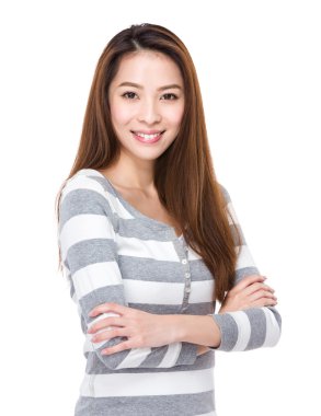 Çizgili kazaklı Asyalı genç kadın