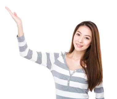 Çizgili kazaklı Asyalı genç kadın