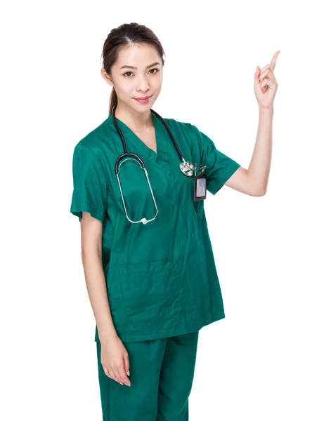 Asiatique jeune femme médecin avec stéthoscope — Photo