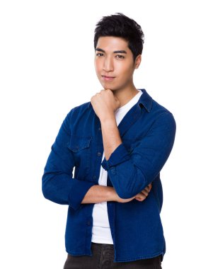 Mavi gömlekli Asya genç adam