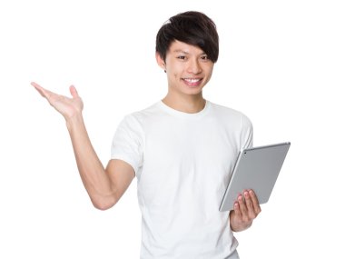 Asya genç adam beyaz t-shirt