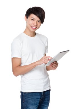 Asya genç adam beyaz t-shirt