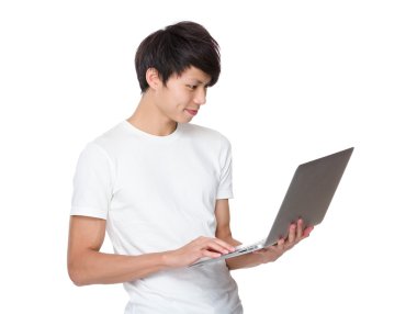 Asya genç adam beyaz t-shirt