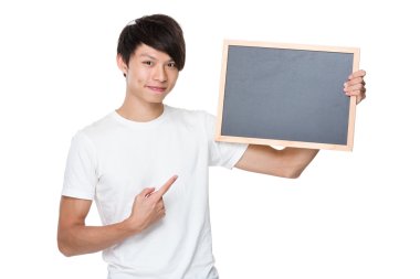 Asya genç adam beyaz t-shirt