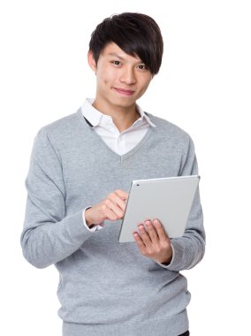 Asya genç işadamı gri süveterli