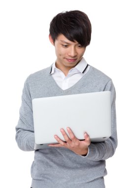 Asya genç işadamı gri süveterli