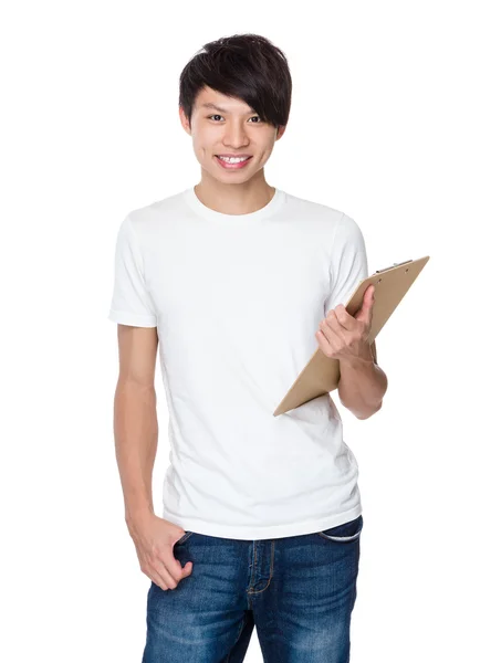 Asiatischer junger Mann im weißen T-Shirt — Stockfoto