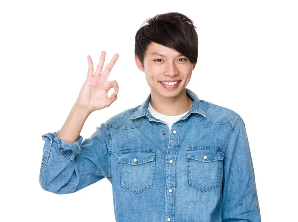 Азиатский юноша в джинсовой рубашке — стоковое фото