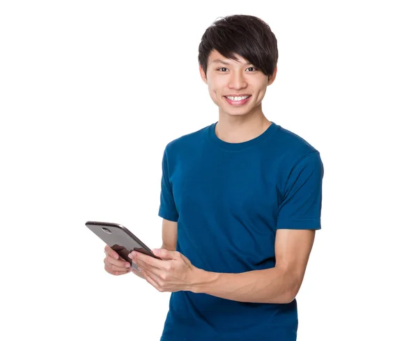 Aziatische jonge man in blauw t-shirt — Stockfoto