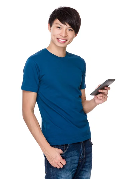 Азиатский юноша в голубой футболке — стоковое фото