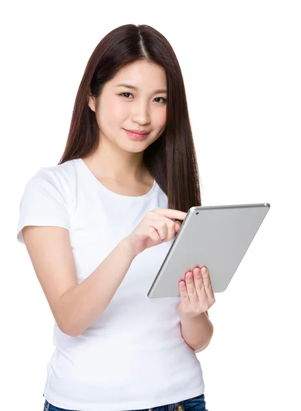 Jovem mulher asiática em branco T-shirt — Fotografia de Stock