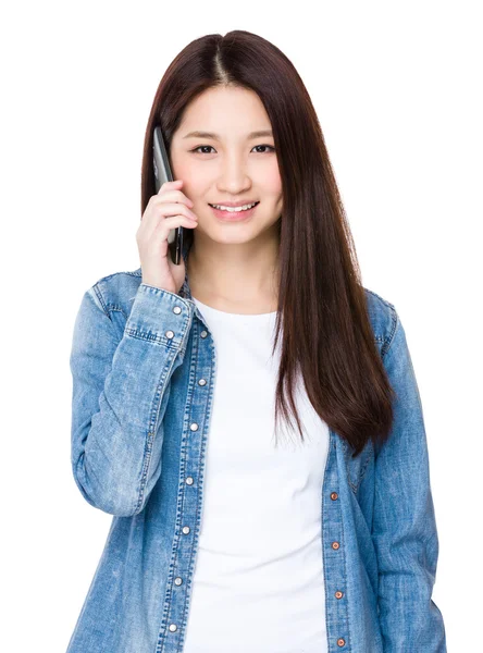 Asiatische junge Frau in Jeans-Shirt — Stockfoto