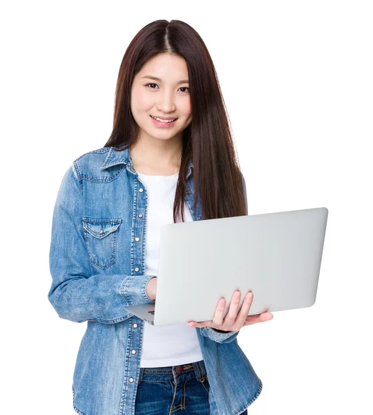 Aziatische jonge vrouw in spijkerbroek shirt — Stockfoto