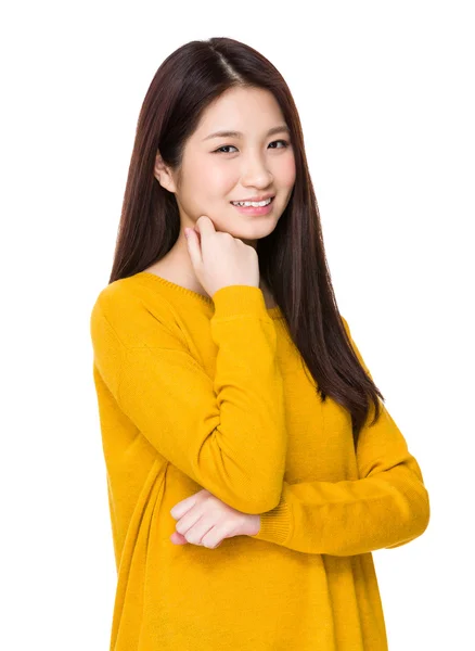 Asiatique jeune femme en pull jaune — Photo