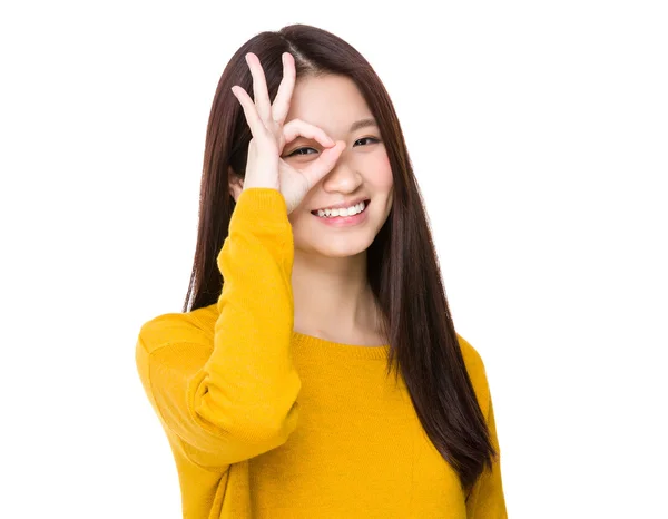 Asiatico giovane donna in giallo maglione — Foto Stock