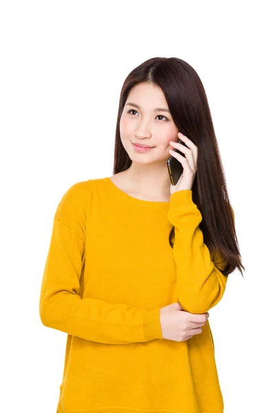 Asiatische junge Frau im gelben Pullover — Stockfoto