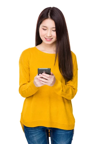 Aziatische jonge vrouw in de gele trui — Stockfoto