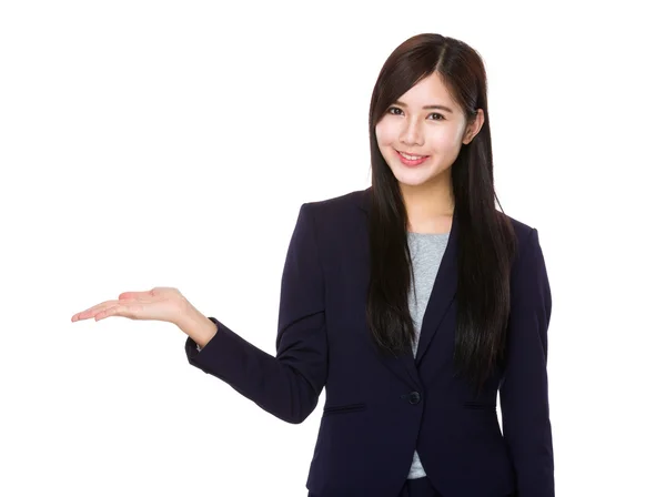 Junge asiatische Geschäftsfrau in Business-Anzug — Stockfoto