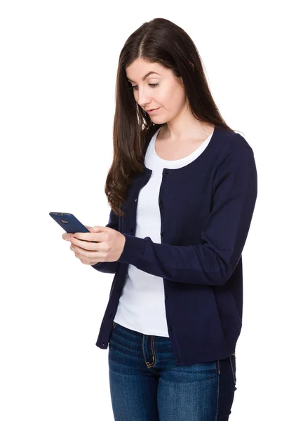 Mulher caucasiana jovem em azul cardigan — Fotografia de Stock