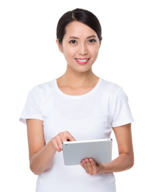 Beyaz t-shirt Asyalı genç kadın