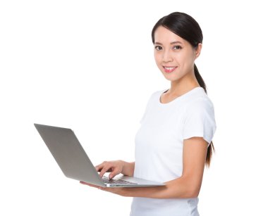 Beyaz t-shirt Asyalı genç kadın