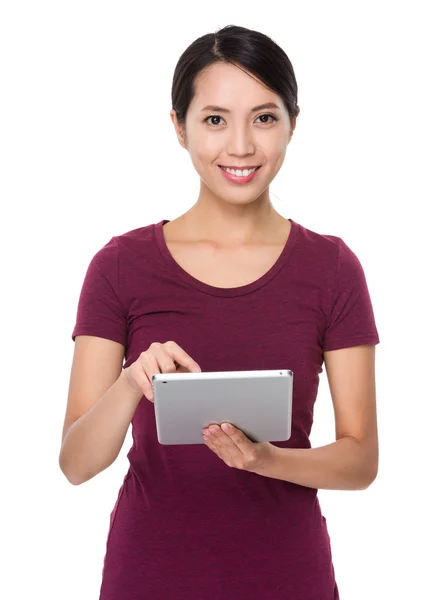 Asiática joven mujer en rojo camiseta —  Fotos de Stock