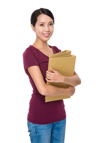 Jonge Aziatische vrouw in rode t-shirt — Stockfoto