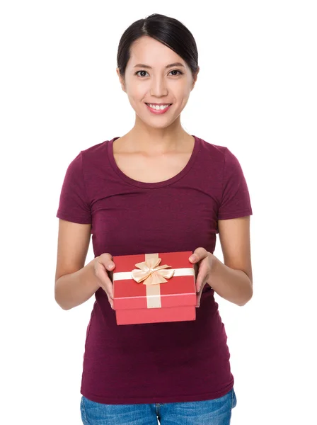 Jovem mulher asiática em vermelho t-shirt — Fotografia de Stock