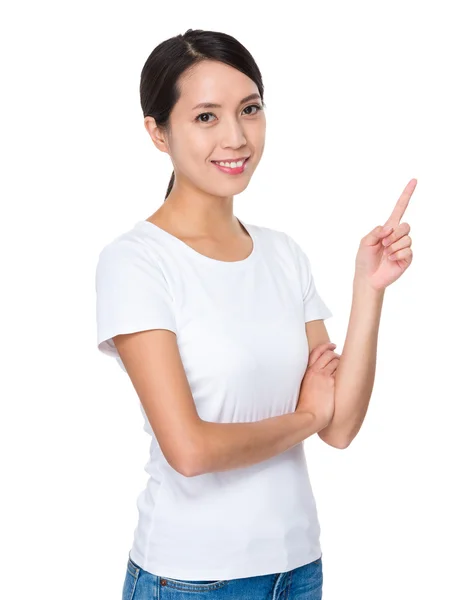 Jovem mulher asiática em branco T-shirt — Fotografia de Stock