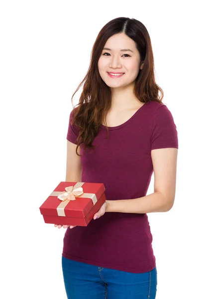 Giovane donna asiatica in t-shirt rossa — Foto Stock
