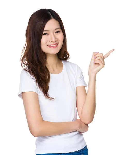 Jovem mulher asiática em branco T-shirt — Fotografia de Stock