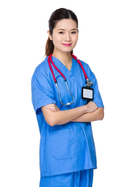 Asiatico femmina medico in blu scrub — Foto Stock