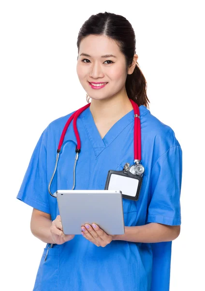 Asiático feminino médico em azul esfrega — Fotografia de Stock