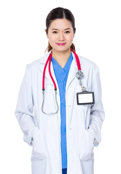 Азіатська жінка-лікар в білому пальто — стокове фото
