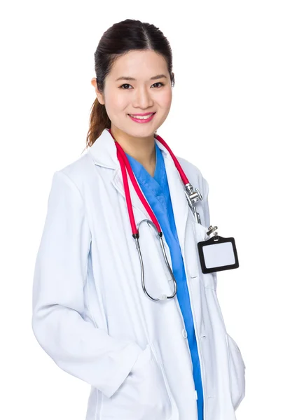 Azji kobieta lekarz w biały płaszcz — Zdjęcie stockowe
