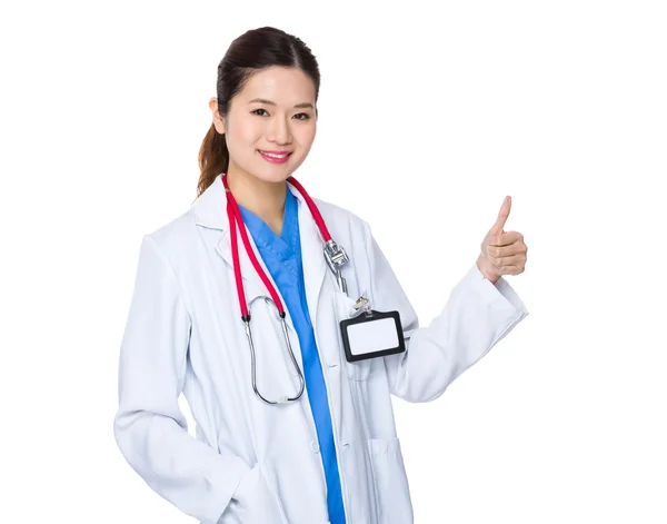 Azji kobieta lekarz w biały płaszcz — Zdjęcie stockowe