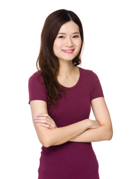Jeune femme asiatique en t-shirt rouge — Photo