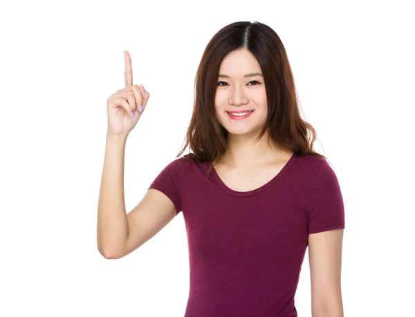 穿红 t 恤的年轻亚裔女子 — 图库照片