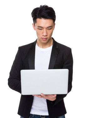 siyah ceketli Asya yakışıklı işadamı