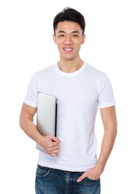 Asya genç adam beyaz t-shirt