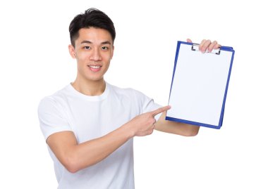 Asya genç adam beyaz t-shirt