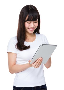 Beyaz t-shirt Asyalı genç kadın