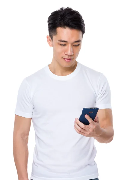 Asya genç adam beyaz t-shirt — Stok fotoğraf