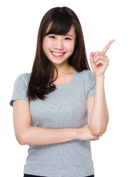 Asiatische junge Frau im grauen T-Shirt — Stockfoto