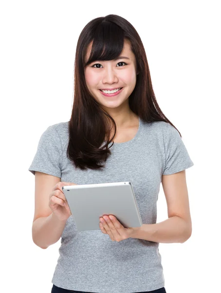 Mujer joven asiática en camiseta gris — Foto de Stock