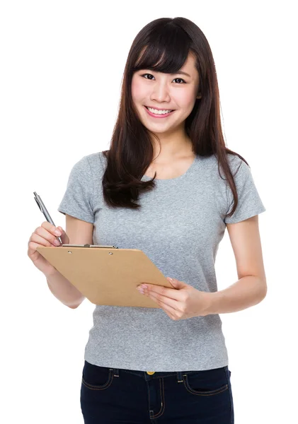 Asyalı genç kadın içinde gri t-shirt — Stok fotoğraf