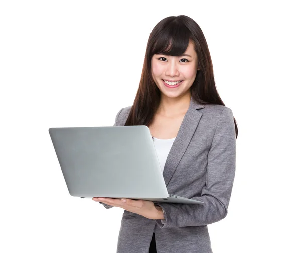 Giovane asiatica buisnesswoman in abito da lavoro — Foto Stock