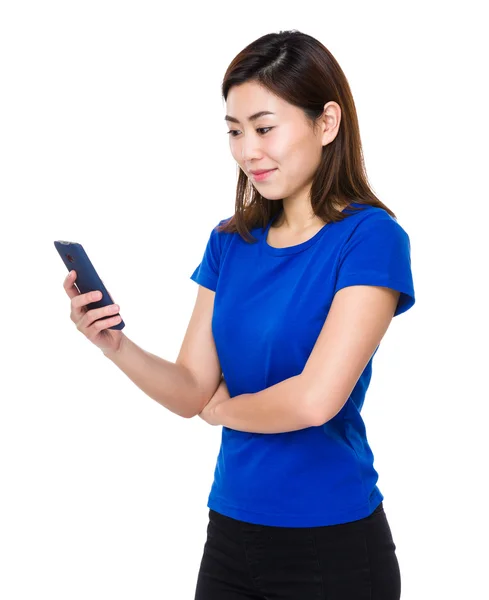 Asiática joven mujer en azul camiseta — Foto de Stock