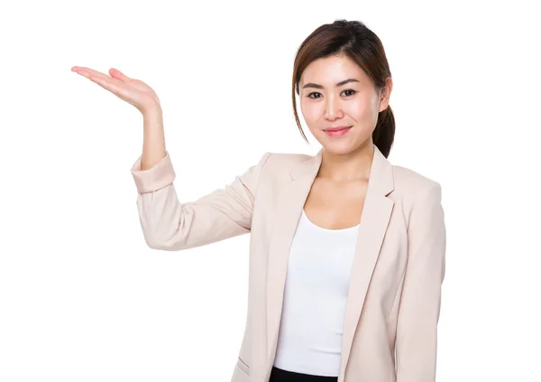 Young asian buisnesswoman in business suit — Stock Photo, Image