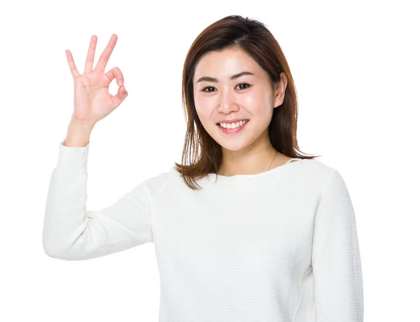 Молодая азиатка в белом свитере — стоковое фото